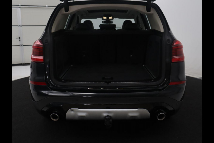 BMW X3 xDrive20i | Trekhaak | Panoramadak | Adaptive cruise | Half Leder | Head-up | Camera | Sfeerverlichting | Climate control | Stoelverwarming | Full LED |