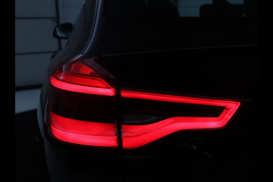 BMW X3 xDrive20i | Trekhaak | Panoramadak | Adaptive cruise | Half Leder | Head-up | Camera | Sfeerverlichting | Climate control | Stoelverwarming | Full LED |