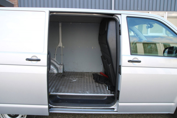Volkswagen Transporter 2.0 TDI L1H1 30 / 3-Pers. / AppConnect / Nw Model