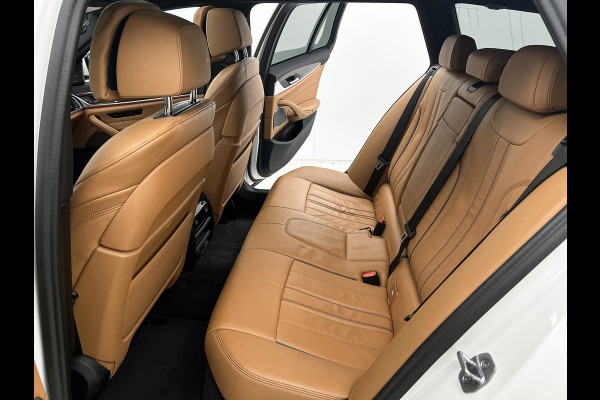 BMW 5 Serie Touring 530e M-Sport / Anniversary / X-Drive / / Harman Kardon / Panoramadak / Massagefunctie / Trekhaak / Leder-Sport / Apk 06-2028