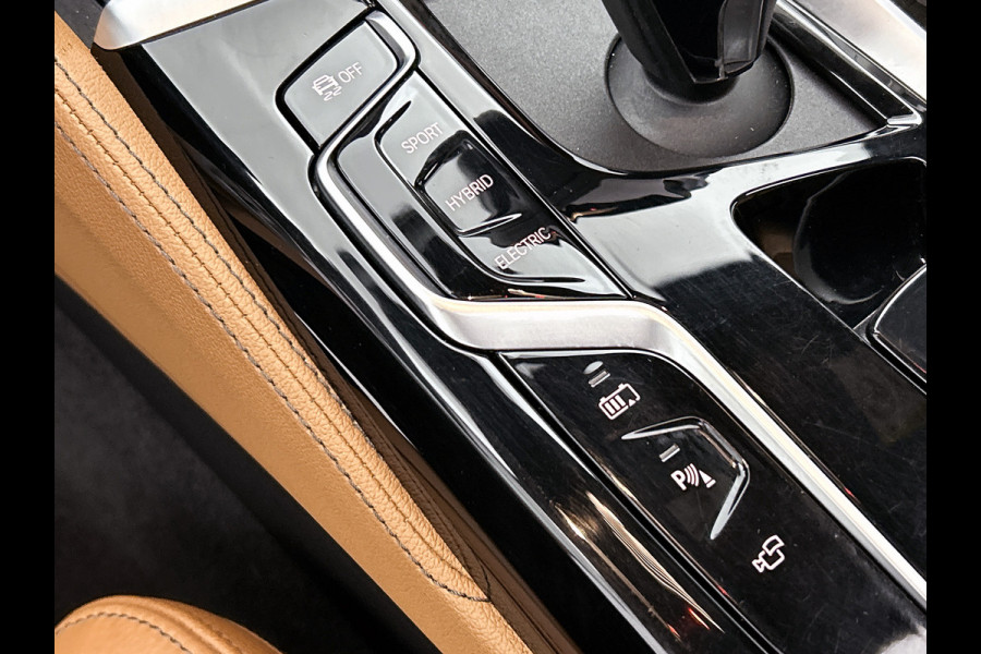 BMW 5 Serie Touring 530e M-Sport / Anniversary / X-Drive / / Harman Kardon / Panoramadak / Massagefunctie / Trekhaak / Leder-Sport / Apk 06-2028