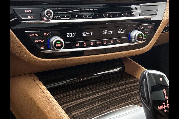 BMW 5 Serie Touring 530e M-Sport / Anniversary / X-Drive / / Harman Kardon / Panoramadak / Massagefunctie / Trekhaak / Leder-Sport / Apk 06-2028