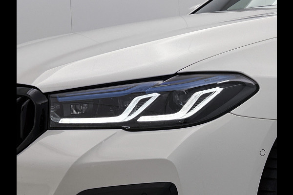 BMW 5 Serie Touring 530e M-Sport / Anniversary / X-Drive / / Harman Kardon / Panoramadak / Massagefunctie / Trekhaak / Leder-Sport / Apk 06-2028