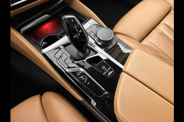 BMW 5 Serie Touring 530e M-Sport / Anniversary / X-Drive / / Harman Kardon / Panoramadak / Massagefunctie / Trekhaak / Leder-Sport / Apk 06-2028