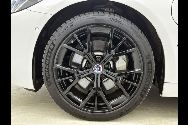 BMW 5 Serie Touring 530e M-Sport / Anniversary / X-Drive / / Harman Kardon / Panoramadak / Massagefunctie / Trekhaak / Leder-Sport / Apk 06-2028