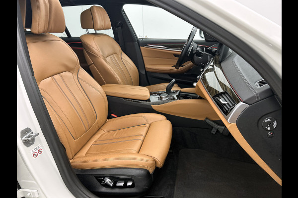 BMW 5 Serie Touring 530e M-Sport / Anniversary / X-Drive / / Harman Kardon / Panoramadak / Massagefunctie / Trekhaak / Leder-Sport / Apk 06-2028