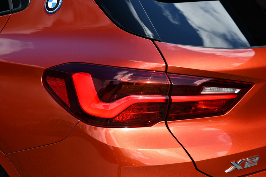 BMW X2 xDrive25e M-Sport | Pano | HUD | Sunset orange | 19 inch | Camera