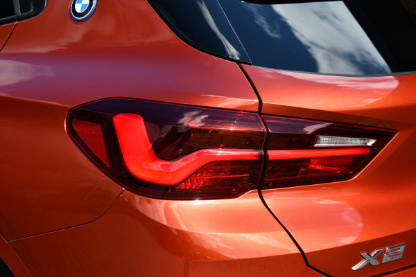 BMW X2 xDrive25e M-Sport | Pano | HUD | Sunset orange | 19 inch | Camera