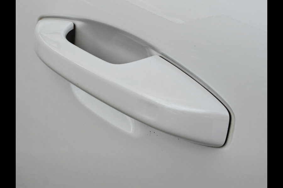 Volvo XC40 T5 262PK Plug-in Hybrid R-Design | BLIS | Pano | H&K | Stoel/stuur Verwarm. | Elektr. stoelen/Kofferklep |
