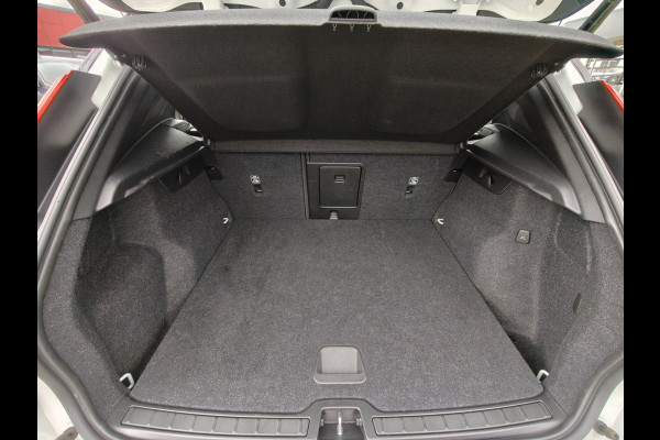 Volvo XC40 T5 262PK Plug-in Hybrid R-Design | BLIS | Pano | H&K | Stoel/stuur Verwarm. | Elektr. stoelen/Kofferklep |