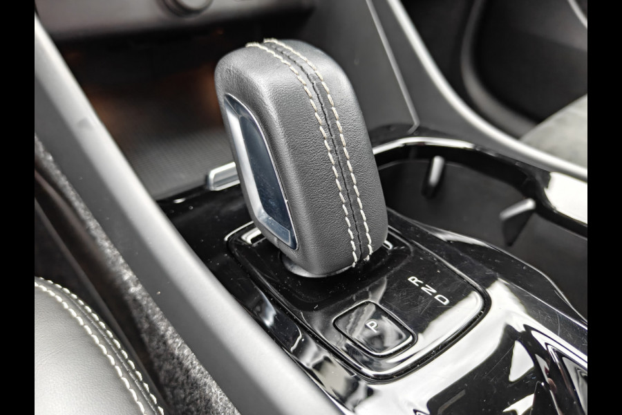 Volvo XC40 T5 262PK Plug-in Hybrid R-Design | BLIS | Pano | H&K | Stoel/stuur Verwarm. | Elektr. stoelen/Kofferklep |