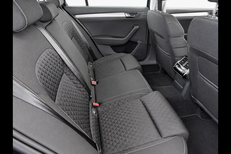 Škoda Superb Combi 1.4 TSI iV Business Edition PHEV Automaat Navigatie Stoelverwarming Voor en Achter Draadloze Telefoonlader Stuurverwarming Cruise Control Elektrisch Verstelbare Stoelen Apple CarPlay