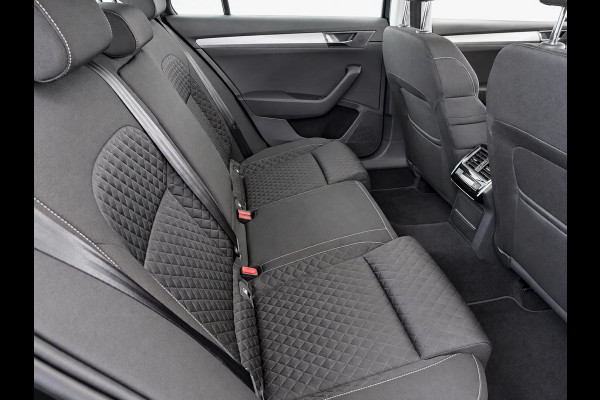 Škoda Superb Combi 1.4 TSI iV Business Edition PHEV Automaat Navigatie Stoelverwarming Voor en Achter Draadloze Telefoonlader Stuurverwarming Cruise Control Elektrisch Verstelbare Stoelen Apple CarPlay