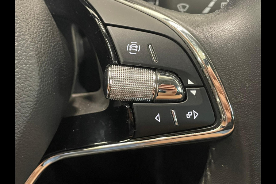 Škoda Superb Combi 1.4 TSI iV Business Edition PHEV Automaat Navigatie Stoelverwarming Voor en Achter Draadloze Telefoonlader Stuurverwarming Cruise Control Elektrisch Verstelbare Stoelen Apple CarPlay