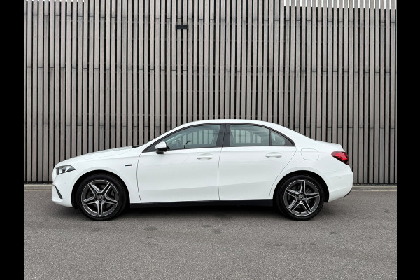Mercedes-Benz A-Klasse 250 e /Apple CarPlay /18 inch AMG /Navigatie /Stoelverwarming