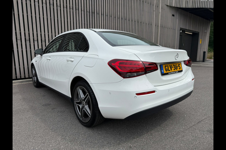 Mercedes-Benz A-Klasse 250 e /Apple CarPlay /18 inch AMG /Navigatie /Stoelverwarming