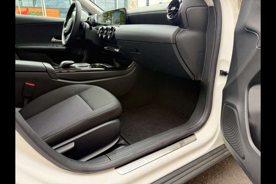 Mercedes-Benz A-Klasse 250 e /Apple CarPlay /18 inch AMG /Navigatie /Stoelverwarming