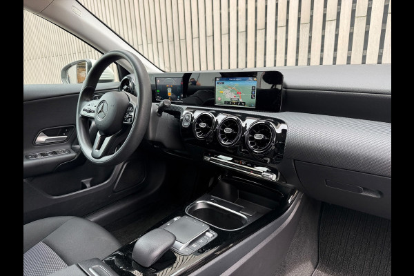 Mercedes-Benz A-Klasse 250 e /Apple CarPlay /18 inch AMG /Navigatie /Stoelverwarming