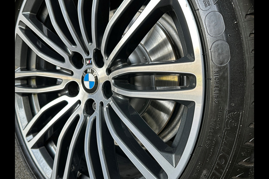 BMW 5 Serie Touring 520i M-Sport Volledig Individual | Nappa | Comfortseats | Panodak | Trekhaak 2000kg | Adapt. Led | Luchtvering niveauregeling | Display Key | Camera | Memory | 19" | Nav. Proffesional | Alarm | NL-Auto | Dealer OH | NAP | Full Service - Rijklaarprijs.