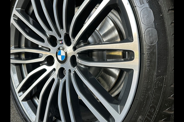 BMW 5 Serie Touring 520i M-Sport Volledig Individual | Nappa | Comfortseats | Panodak | Trekhaak 2000kg | Adapt. Led | Luchtvering niveauregeling | Display Key | Camera | Memory | 19" | Nav. Proffesional | Alarm | NL-Auto | Dealer OH | NAP | Full Service - Rijklaarprijs.