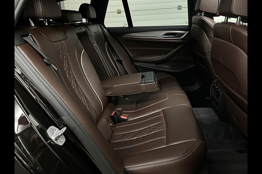 BMW 5 Serie Touring 520i M-Sport Volledig Individual | Nappa | Comfortseats | Panodak | Trekhaak 2000kg | Adapt. Led | Luchtvering niveauregeling | Display Key | Camera | Memory | 19" | Nav. Proffesional | Alarm | NL-Auto | Dealer OH | NAP | Full Service - Rijklaarprijs.
