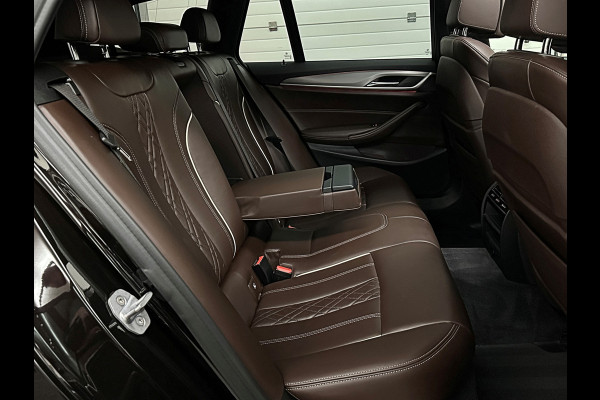 BMW 5 Serie Touring 520i M-Sport Volledig Individual | Nappa | Comfortseats | Panodak | Trekhaak 2000kg | Adapt. Led | Luchtvering niveauregeling | Display Key | Camera | Memory | 19" | Nav. Proffesional | Alarm | NL-Auto | Dealer OH | NAP | Full Service - Rijklaarprijs.