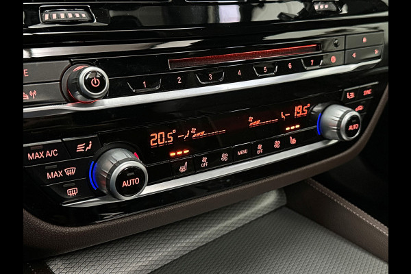 BMW 5 Serie Touring 520i M-Sport Volledig Individual | Nappa | Comfortseats | Panodak | Trekhaak 2000kg | Adapt. Led | Luchtvering niveauregeling | Display Key | Camera | Memory | 19" | Nav. Proffesional | Alarm | NL-Auto | Dealer OH | NAP | Full Service - Rijklaarprijs.