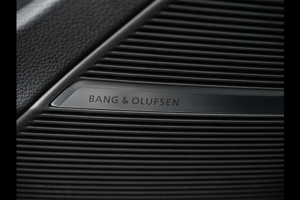 Audi Q7 4.0 TFSI SQ7 quattro Panoramadak | Keramische Remmen | Alcantara Hemel | Carbon Interieur | B&O | HUD | Luchtvering | Stoelverwarming V+A | Camera | Ambiance Interieur | Stuurverwarming | Achterasbesturing |