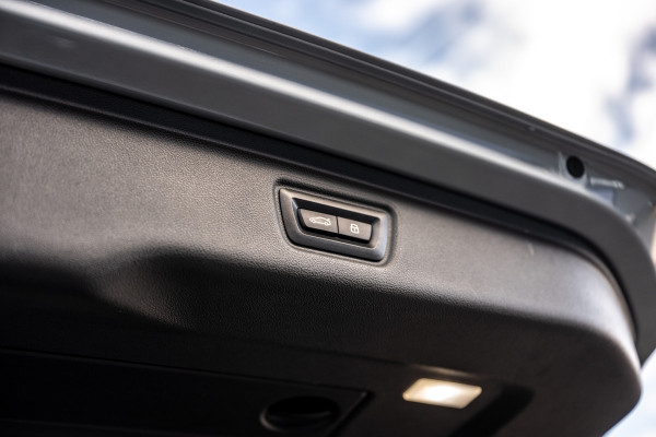 BMW 3 Serie Touring 330e Pano/M-Sport/HUD/Trekhaak
