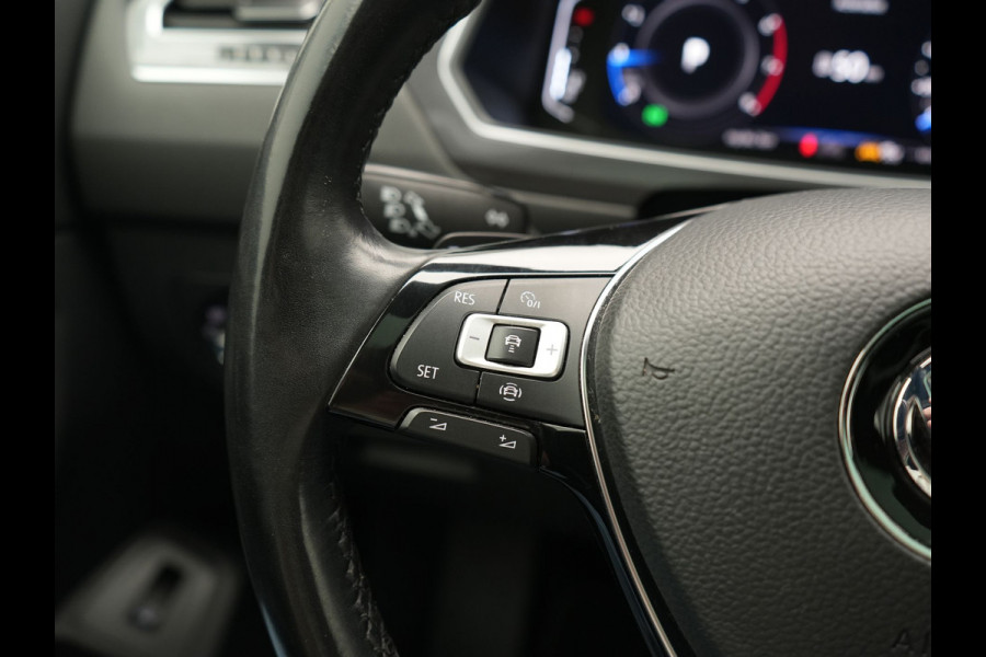 Volkswagen Tiguan Allspace 1.5 TSI Highline DSG R-Line 7 Persoons 150pk | Panodak | Adaptive Cruise | Camera | Alcantara Sportstoelen Massage & Verwarmd | Keyless | BLIS | Navigatie | Virtual | DAB | 20"L.M |