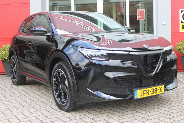 Alfa Romeo junior ELETTRICA SPECIALE 156PK 54 kWh | TECHNOLOGIE PAKKET (O.A. FULL LED ADAPTIVE MATRIX KOPLAMPEN/DODEHOEK DETECTIE/DRAADLOZE TELEFOONLADER/ACHTERUITRIJ CAMERA/PARKEERSENSOREN VOOR, ACHTER,ZIJKANT) | DRAADLOZE APPLE CARPLAY/ANDROID AUTO | CLIMATE CONTROL | ELEKTRISCH BEDIENBARE ACHTERKLEP | STOEL VERWARMING | ELEKTRISCH BEDIENBARE VOORSTOEL MET MASAGEFUNCTIE | VERKEERSBORDEN HERKENNING | ADAPTIVE CRUISE CONTROL | KEYLESS ENTRY/START |