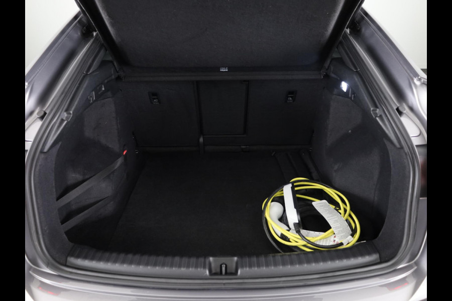 Audi Q4 Sportback e-tron 40 S edition 77 kWh 204 pk | Navigatie | Warmtepomp | Panoramadak | Parkeersensoren | Achteruitrijcamera | Lederen bekleding | Lichtmetalen velgen 21" | SONOS soundsystem | S-Line |