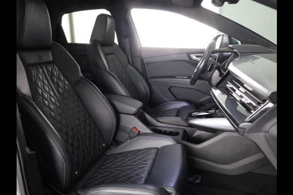 Audi Q4 Sportback e-tron 40 S edition 77 kWh 204 pk | Navigatie | Warmtepomp | Panoramadak | Parkeersensoren | Achteruitrijcamera | Lederen bekleding | Lichtmetalen velgen 21" | SONOS soundsystem | S-Line |