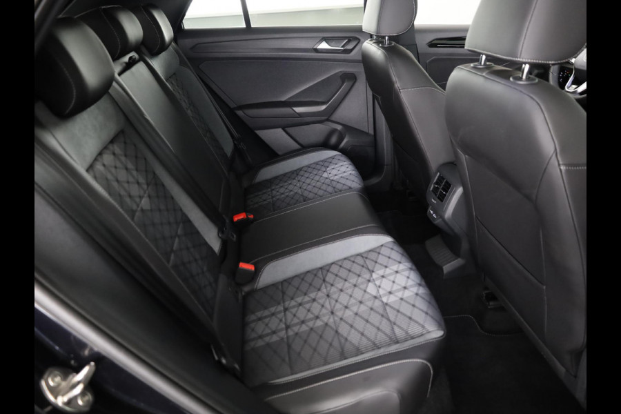Volkswagen T-Roc 1.5 TSI R-Line 150 pk Automaat (DSG) | Navigatie via App | Panoramadak | Parkeersensoren (Park assist) | Achteruitrijcamera | Black Style pakket | Keyless pakket | R-Line |