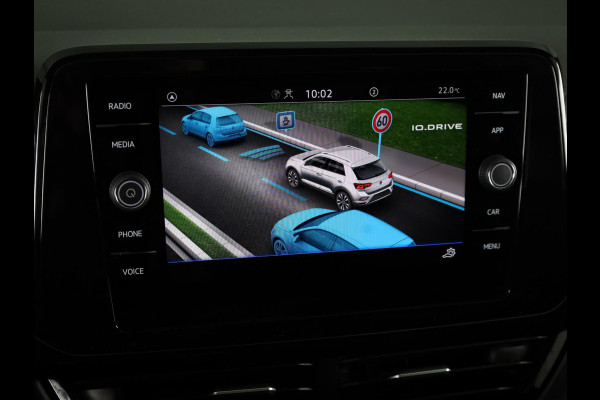 Volkswagen T-Roc 1.5 TSI R-Line 150 pk Automaat (DSG) | Navigatie via App | Panoramadak | Parkeersensoren (Park assist) | Achteruitrijcamera | Black Style pakket | Keyless pakket | R-Line |