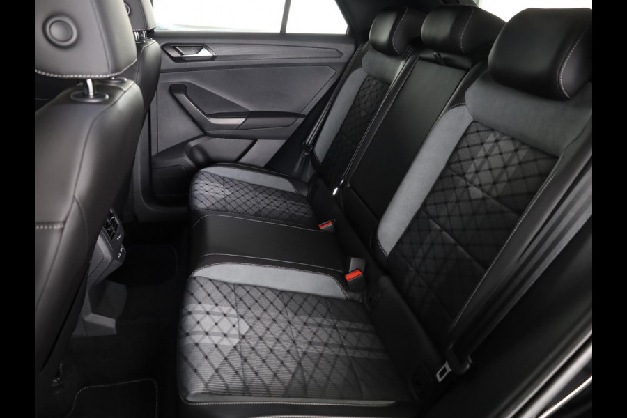 Volkswagen T-Roc 1.5 TSI R-Line 150 pk Automaat (DSG) | Navigatie via App | Panoramadak | Parkeersensoren (Park assist) | Achteruitrijcamera | Black Style pakket | Keyless pakket | R-Line |