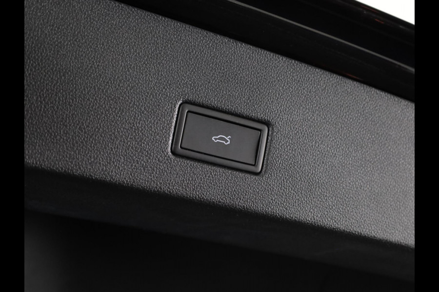 Volkswagen T-Roc 1.5 TSI R-Line 150 pk Automaat (DSG) | Navigatie via App | Panoramadak | Parkeersensoren (Park assist) | Achteruitrijcamera | Black Style pakket | Keyless pakket | R-Line |