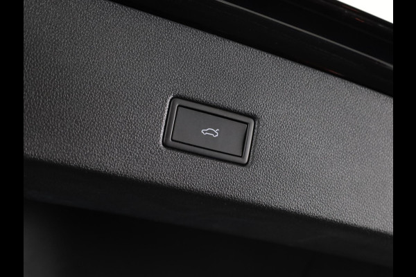 Volkswagen T-Roc 1.5 TSI R-Line 150 pk Automaat (DSG) | Navigatie via App | Panoramadak | Parkeersensoren (Park assist) | Achteruitrijcamera | Black Style pakket | Keyless pakket | R-Line |