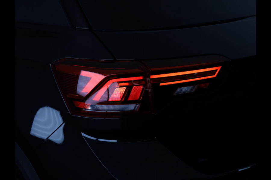 Volkswagen T-Roc 1.5 TSI R-Line 150 pk Automaat (DSG) | Navigatie via App | Panoramadak | Parkeersensoren (Park assist) | Achteruitrijcamera | Black Style pakket | Keyless pakket | R-Line |