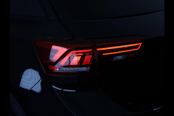 Volkswagen T-Roc 1.5 TSI R-Line 150 pk Automaat (DSG) | Navigatie via App | Panoramadak | Parkeersensoren (Park assist) | Achteruitrijcamera | Black Style pakket | Keyless pakket | R-Line |