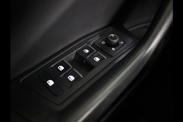 Volkswagen T-Roc 1.5 TSI R-Line 150 pk Automaat (DSG) | Navigatie via App | Panoramadak | Parkeersensoren (Park assist) | Achteruitrijcamera | Black Style pakket | Keyless pakket | R-Line |