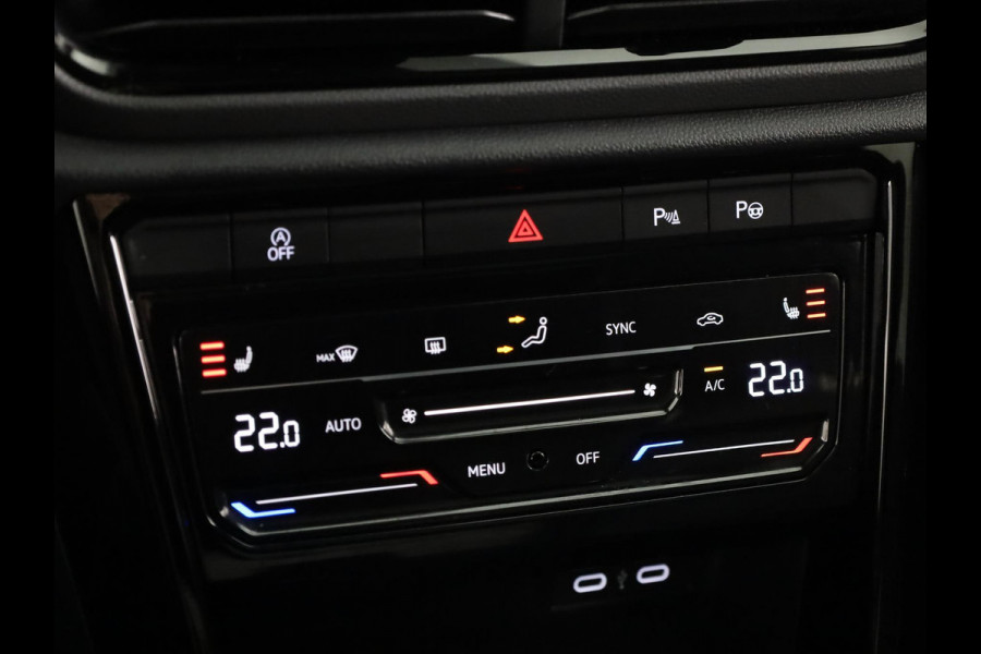 Volkswagen T-Roc 1.5 TSI R-Line 150 pk Automaat (DSG) | Navigatie via App | Panoramadak | Parkeersensoren (Park assist) | Achteruitrijcamera | Black Style pakket | Keyless pakket | R-Line |