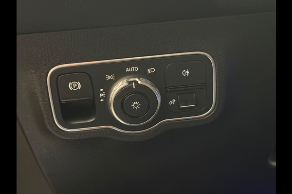 Mercedes-Benz Glb 250 Premium Plus Amg | Pano | Trekhaak | Sfeerverlichting | Camera | Carplay | Stoelverwarming | Burmester | NAP