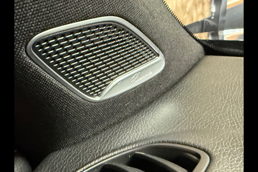 Mercedes-Benz Glb 250 Premium Plus Amg | Pano | Trekhaak | Sfeerverlichting | Camera | Carplay | Stoelverwarming | Burmester | NAP