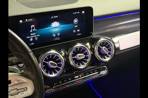 Mercedes-Benz Glb 250 Premium Plus Amg | Pano | Trekhaak | Sfeerverlichting | Camera | Carplay | Stoelverwarming | Burmester | NAP