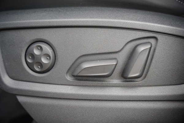 Audi Q5 Sportback 50 TFSI e S edition S-Line | Luchtvering | RS Seats | Stoelverwarming | Ambiance Verlichting | Camera | Cruise Control | Navigatie | Apple Carplay | Keyless | Trekhaak | Matrix LED | SOH 80%