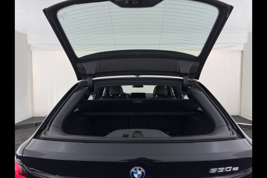 BMW 5 Serie Touring 530e M-Sportpack Business Edition Plus (Plug-in) {SoH-85%} (INCL-BTW) *LEATHER | LASER-LED | ADAPTIVE-CRUISE | BLINDSPOT | MEMORY-PACK | DIGI-COCKPIT | HIFI-SOUND | CAMERA | NAVI-FULLMAP | PRIVACY-GLASS | SHIFTPADDLES | AMBIENTLIGHT | HEAD-UP | 18"AL
