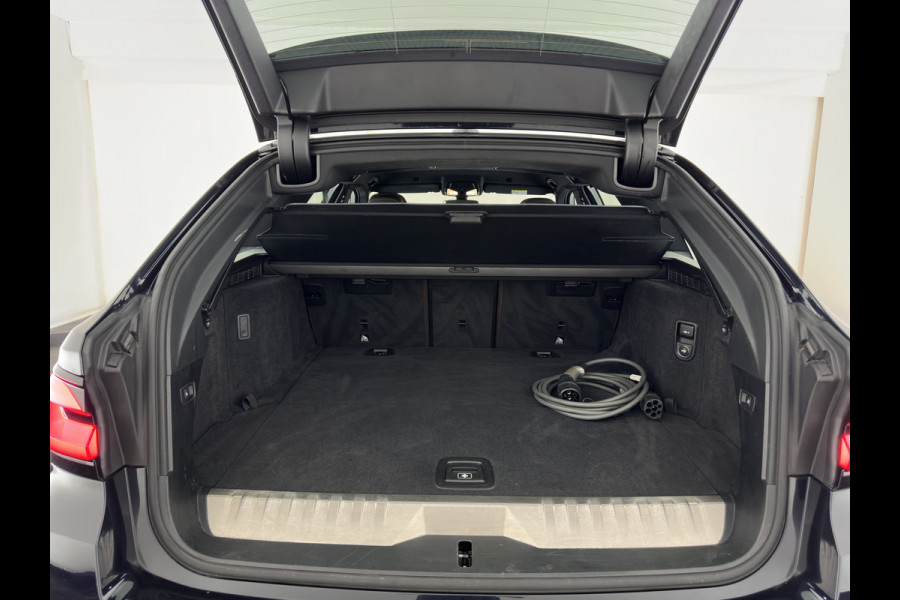 BMW 5 Serie Touring 530e M-Sportpack Business Edition Plus (Plug-in) {SoH-85%} (INCL-BTW) *LEATHER | LASER-LED | ADAPTIVE-CRUISE | BLINDSPOT | MEMORY-PACK | DIGI-COCKPIT | HIFI-SOUND | CAMERA | NAVI-FULLMAP | PRIVACY-GLASS | SHIFTPADDLES | AMBIENTLIGHT | HEAD-UP | 18"AL