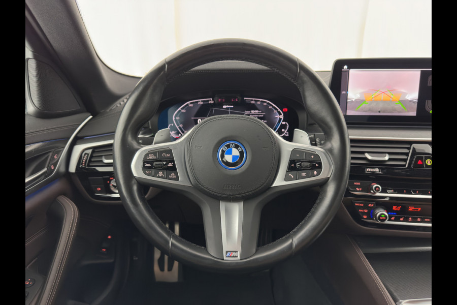BMW 5 Serie Touring 530e M-Sportpack Business Edition Plus (Plug-in) {SoH-85%} (INCL-BTW) *LEATHER | LASER-LED | ADAPTIVE-CRUISE | BLINDSPOT | MEMORY-PACK | DIGI-COCKPIT | HIFI-SOUND | CAMERA | NAVI-FULLMAP | PRIVACY-GLASS | SHIFTPADDLES | AMBIENTLIGHT | HEAD-UP | 18"AL
