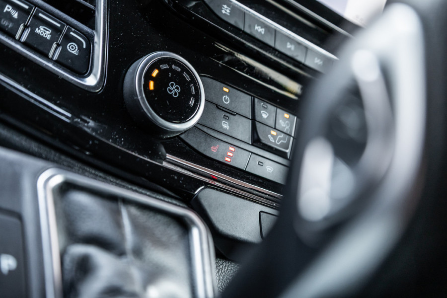 Ford Transit Custom 2.0 TDCI 170 PK L2H1 Limited DC | Dubbel cabine | Raptor Edition | CarPlay | Camera | Navigatie | BLIS | Stoelverwarming | Trekhaak | Cruise control | DAB | Dealer onderhouden | Nieuwe APK